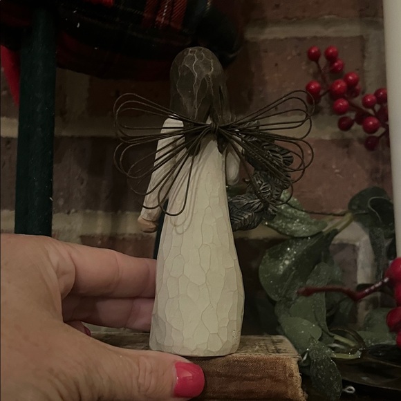 Elegant Cream Angel Figurine with Wreath - Picture 2 of 3